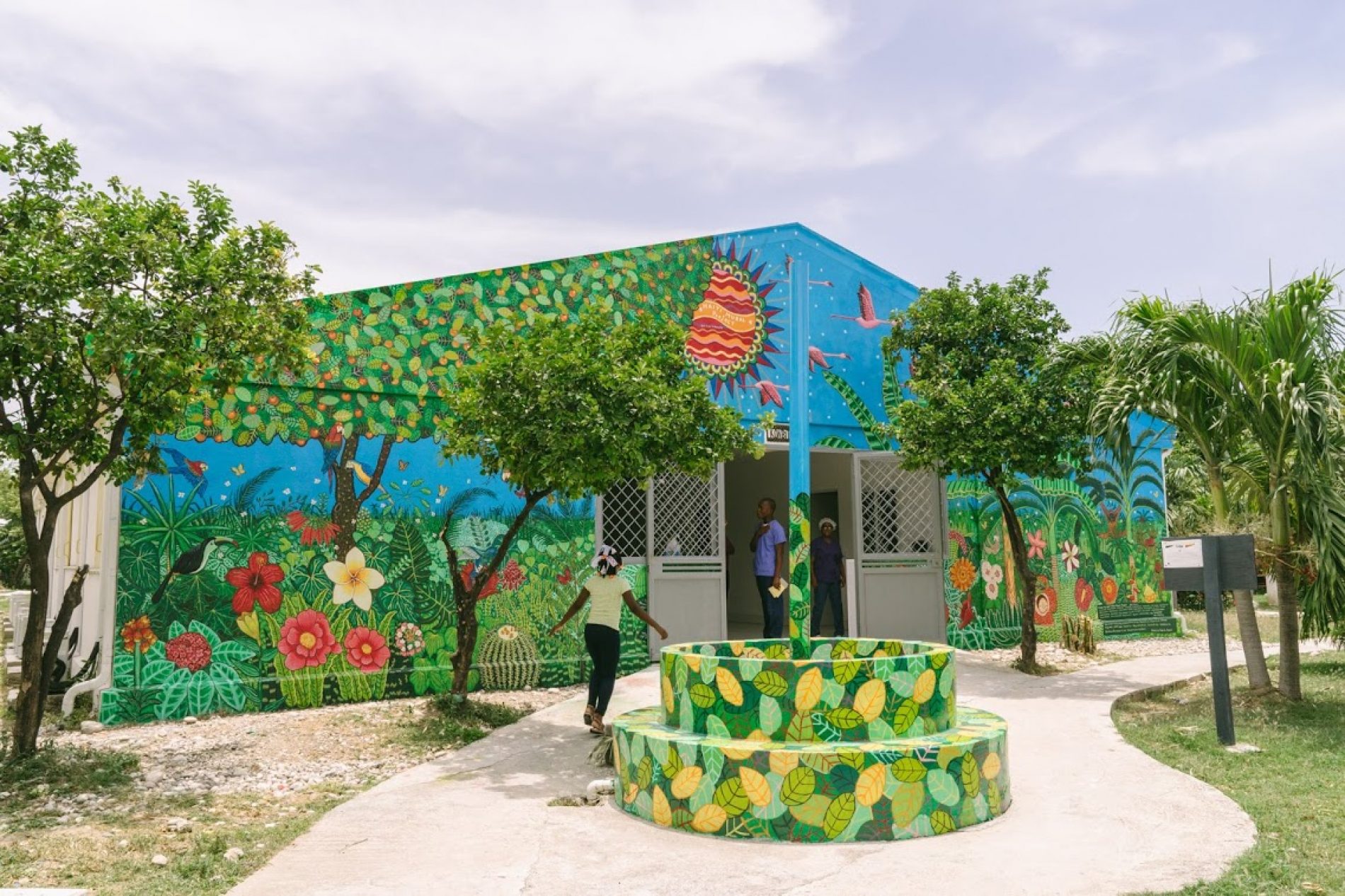 Des artistes japonais transforment les murs de l’hôpital Médecins sans frontières de Drouillard